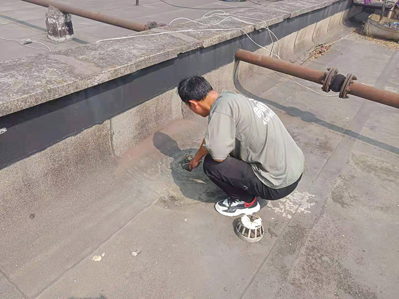 屋面排水口維修：涂膜防水層依附于基層，基層質(zhì)量好壞，直接影響防水涂膜的質(zhì)量。因而在涂膜施工前，應(yīng)對(duì)基層進(jìn)行認(rèn)真的檢查和必要的處理，使之達(dá)到涂膜施工的要求。涂料的涂布應(yīng)采取&ldquo;先高后低、先遠(yuǎn)后近、先立面后平面&rdquo;的施工順序。同一屋面上先涂布排水比較集中的水落口、天溝、檐口等節(jié)點(diǎn)部位，再進(jìn)行大面積的涂布。用滾刷或毛刷均勻地涂刷多遍，直到達(dá)到規(guī)定的涂膜厚度要求，不得漏底，待涂層干固后，才能進(jìn)行下一道工序。當(dāng)多遍涂布時(shí)，每遍涂刷方向應(yīng)與上一遍方向相垂直。