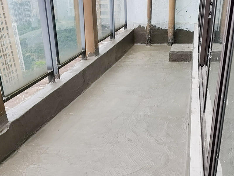 陽臺防水找平：首先為陽臺封裝防水，由于是防水工作的第一道防線，因此是千萬不可馬虎的，在做陽臺封裝時，在選材方面就需要選擇防水防潮的材料，在施工過程中應(yīng)注意做好密閉，若沒有做好封裝的話，陽臺的防水將會大打折扣。陽臺地面防水的做法與衛(wèi)生間做防水的做法差不多，都是從找平基層開始，再到涂上防水層、鋪上防水材料，最后對地面進行檢驗，鋪設(shè)地面等。這里需要注意的是，陽臺的防水層完成之后一定要與室內(nèi)地面具有一定的高度差，最好低于室內(nèi)地面2-3cm的高度。