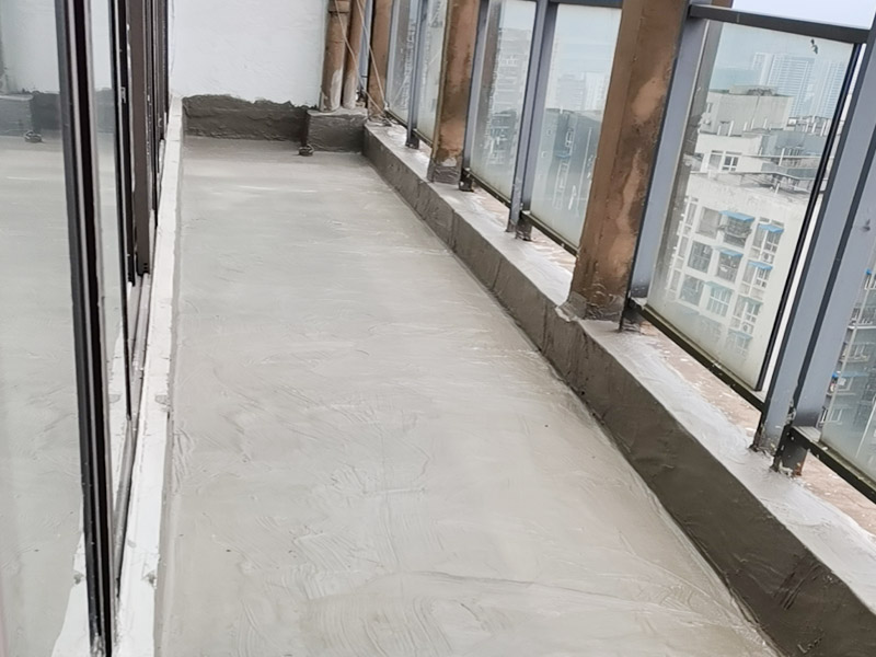 陽臺防水找平：首先為陽臺封裝防水，由于是防水工作的第一道防線，因此是千萬不可馬虎的，在做陽臺封裝時，在選材方面就需要選擇防水防潮的材料，在施工過程中應(yīng)注意做好密閉，若沒有做好封裝的話，陽臺的防水將會大打折扣。陽臺地面防水的做法與衛(wèi)生間做防水的做法差不多，都是從找平基層開始，再到涂上防水層、鋪上防水材料，最后對地面進行檢驗，鋪設(shè)地面等。這里需要注意的是，陽臺的防水層完成之后一定要與室內(nèi)地面具有一定的高度差，最好低于室內(nèi)地面2-3cm的高度。