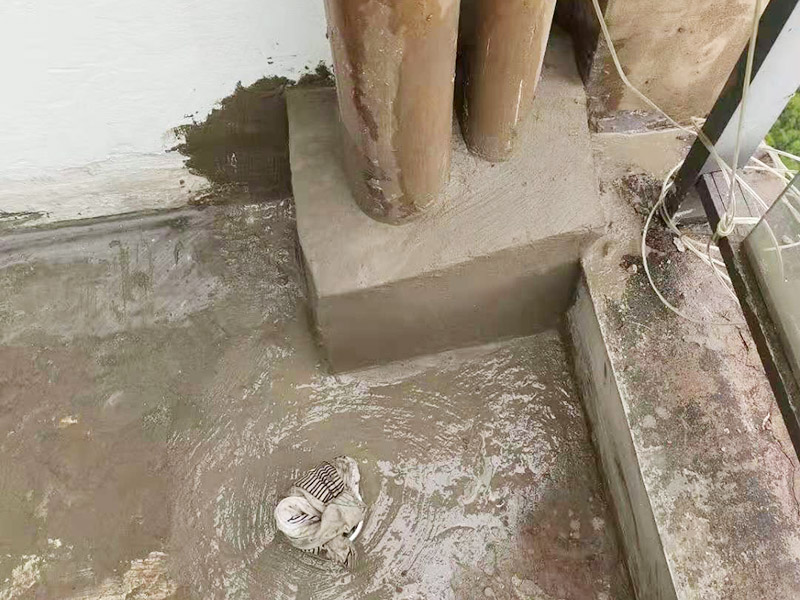 陽臺管道漏水維修：1、水管爆裂后漏水多少，一般與管內(nèi)的水壓高低有直接關(guān)系。無論水是滴漏還是噴涌而出，此時最應(yīng)做的就是立刻關(guān)閉該供水管道的閥門，并報修當?shù)氐奈飿I(yè)部門。 2、用修補水管的專用膠布捆住水管的損毀部分。 3、另外也可以用玻璃纖維膠布或環(huán)氣樹脂黏劑修補水管的裂縫。 4、如果水管爆裂情況嚴重，可以用毛巾包裹住水管的破裂部分，這樣既可以阻止水流四處噴射，也可以將水流引入放置好的水桶中，以免造成巨大浪費。同時關(guān)閉住戶內(nèi)總水管的閥門，完全截留屋內(nèi)的自來水供應(yīng)。 5、如果水管爆裂的原因是管道過于陳舊，應(yīng)及時找水管工人進行檢查和修理。 你要先保證陽臺窗邊和周邊墻面需打膠的地方?jīng)]有一些雜物,這樣才能用結(jié)構(gòu)膠封堵縫隙,用膠嘴的斜面打出膠的弧狀面,以達到不存水和密封的效果。建議用剛性防水材料來處理,這樣既能防水,還能再上面走動;也可以考慮用玻璃膠回填縫隙,然后在上面用水泥鋪上,壓實后,刷上原來的漆,這樣是比較簡單的,防滲水用到的材料一定防水性比較強的。