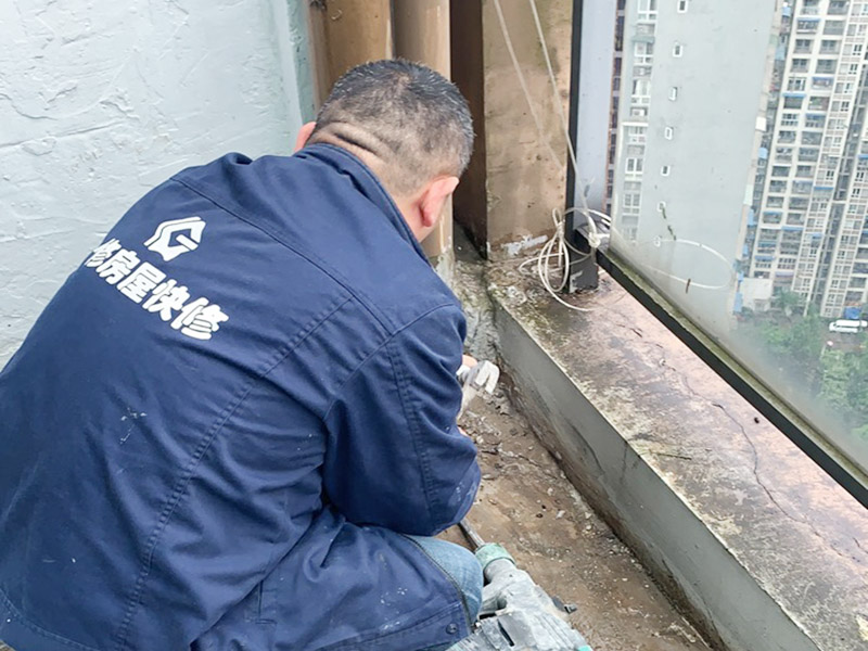 陽臺管道漏水維修：1、水管爆裂后漏水多少，一般與管內(nèi)的水壓高低有直接關(guān)系。無論水是滴漏還是噴涌而出，此時最應(yīng)做的就是立刻關(guān)閉該供水管道的閥門，并報修當?shù)氐奈飿I(yè)部門。 2、用修補水管的專用膠布捆住水管的損毀部分。 3、另外也可以用玻璃纖維膠布或環(huán)氣樹脂黏劑修補水管的裂縫。 4、如果水管爆裂情況嚴重，可以用毛巾包裹住水管的破裂部分，這樣既可以阻止水流四處噴射，也可以將水流引入放置好的水桶中，以免造成巨大浪費。同時關(guān)閉住戶內(nèi)總水管的閥門，完全截留屋內(nèi)的自來水供應(yīng)。 5、如果水管爆裂的原因是管道過于陳舊，應(yīng)及時找水管工人進行檢查和修理。 你要先保證陽臺窗邊和周邊墻面需打膠的地方?jīng)]有一些雜物,這樣才能用結(jié)構(gòu)膠封堵縫隙,用膠嘴的斜面打出膠的弧狀面,以達到不存水和密封的效果。建議用剛性防水材料來處理,這樣既能防水,還能再上面走動;也可以考慮用玻璃膠回填縫隙,然后在上面用水泥鋪上,壓實后,刷上原來的漆,這樣是比較簡單的,防滲水用到的材料一定防水性比較強的。