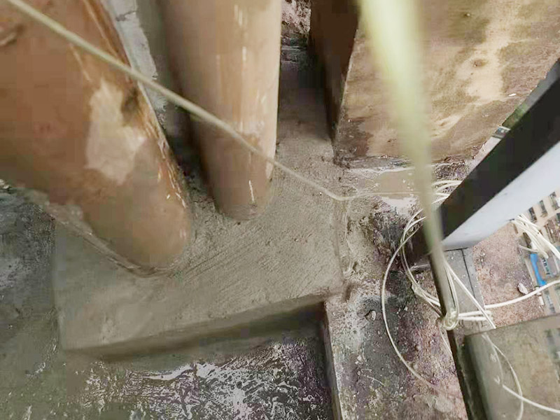 陽臺管道漏水維修：1、水管爆裂后漏水多少，一般與管內(nèi)的水壓高低有直接關(guān)系。無論水是滴漏還是噴涌而出，此時最應(yīng)做的就是立刻關(guān)閉該供水管道的閥門，并報修當?shù)氐奈飿I(yè)部門。 2、用修補水管的專用膠布捆住水管的損毀部分。 3、另外也可以用玻璃纖維膠布或環(huán)氣樹脂黏劑修補水管的裂縫。 4、如果水管爆裂情況嚴重，可以用毛巾包裹住水管的破裂部分，這樣既可以阻止水流四處噴射，也可以將水流引入放置好的水桶中，以免造成巨大浪費。同時關(guān)閉住戶內(nèi)總水管的閥門，完全截留屋內(nèi)的自來水供應(yīng)。 5、如果水管爆裂的原因是管道過于陳舊，應(yīng)及時找水管工人進行檢查和修理。 你要先保證陽臺窗邊和周邊墻面需打膠的地方?jīng)]有一些雜物,這樣才能用結(jié)構(gòu)膠封堵縫隙,用膠嘴的斜面打出膠的弧狀面,以達到不存水和密封的效果。建議用剛性防水材料來處理,這樣既能防水,還能再上面走動;也可以考慮用玻璃膠回填縫隙,然后在上面用水泥鋪上,壓實后,刷上原來的漆,這樣是比較簡單的,防滲水用到的材料一定防水性比較強的。