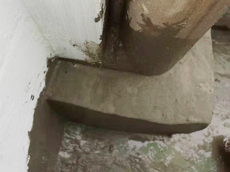 陽臺管道漏水維修：1、水管爆裂后漏水多少，一般與管內(nèi)的水壓高低有直接關(guān)系。無論水是滴漏還是噴涌而出，此時最應(yīng)做的就是立刻關(guān)閉該供水管道的閥門，并報修當?shù)氐奈飿I(yè)部門。 2、用修補水管的專用膠布捆住水管的損毀部分。 3、另外也可以用玻璃纖維膠布或環(huán)氣樹脂黏劑修補水管的裂縫。 4、如果水管爆裂情況嚴重，可以用毛巾包裹住水管的破裂部分，這樣既可以阻止水流四處噴射，也可以將水流引入放置好的水桶中，以免造成巨大浪費。同時關(guān)閉住戶內(nèi)總水管的閥門，完全截留屋內(nèi)的自來水供應(yīng)。 5、如果水管爆裂的原因是管道過于陳舊，應(yīng)及時找水管工人進行檢查和修理。 你要先保證陽臺窗邊和周邊墻面需打膠的地方?jīng)]有一些雜物,這樣才能用結(jié)構(gòu)膠封堵縫隙,用膠嘴的斜面打出膠的弧狀面,以達到不存水和密封的效果。建議用剛性防水材料來處理,這樣既能防水,還能再上面走動;也可以考慮用玻璃膠回填縫隙,然后在上面用水泥鋪上,壓實后,刷上原來的漆,這樣是比較簡單的,防滲水用到的材料一定防水性比較強的。