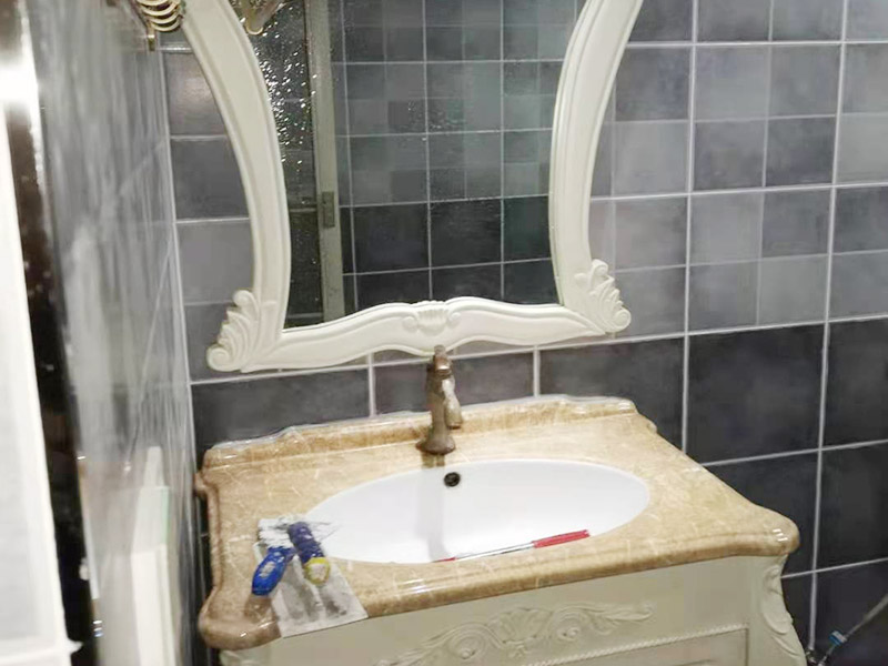 衛(wèi)生間裝修改造：因?yàn)槭嵌窝b修，所以在裝修前，首先需要的就是敲掉之前裝修的地瓷磚，才可以使用自己選購好的地瓷磚進(jìn)行鋪貼，在這里需要提醒的是，在敲碎原有的瓷磚時(shí)，一定要多加注意，不要敲到下水道水管了，衛(wèi)生間的下水道通常都是有多個(gè)的，一不小心就很容易被敲打到。還要特點(diǎn)注意的是，一定要避免碎掉的瓷磚進(jìn)入下水道內(nèi)，不然就會(huì)擁堵，這是很難解決的一件大難題哦。