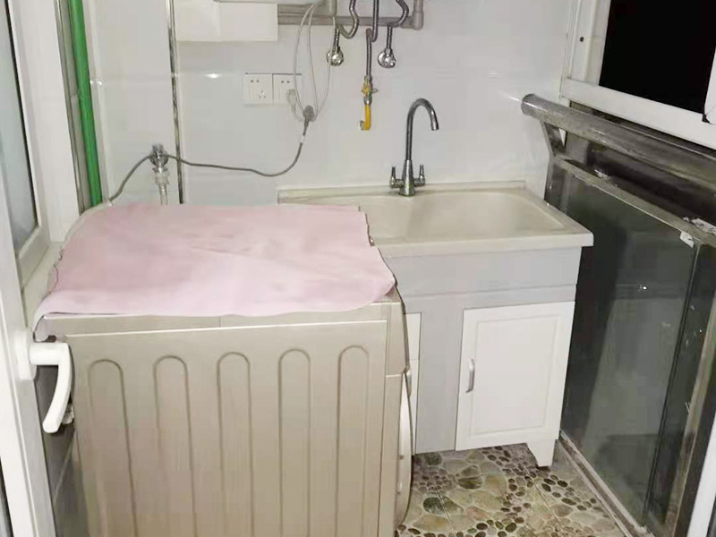 衛(wèi)生間裝修改造：因?yàn)槭嵌窝b修，所以在裝修前，首先需要的就是敲掉之前裝修的地瓷磚，才可以使用自己選購好的地瓷磚進(jìn)行鋪貼，在這里需要提醒的是，在敲碎原有的瓷磚時(shí)，一定要多加注意，不要敲到下水道水管了，衛(wèi)生間的下水道通常都是有多個(gè)的，一不小心就很容易被敲打到。還要特點(diǎn)注意的是，一定要避免碎掉的瓷磚進(jìn)入下水道內(nèi)，不然就會(huì)擁堵，這是很難解決的一件大難題哦。