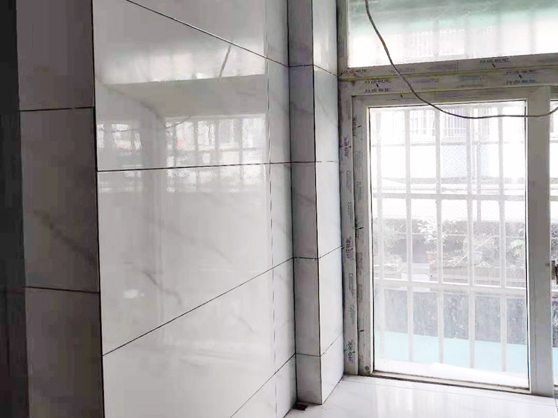 廚衛(wèi)瓷磚鋪貼案例：衛(wèi)生間、廚房的瓷磚鋪貼與客廳一樣，檢查是否平整，敲擊有無(wú)空鼓，縫隙不大且平均整齊，特別是四塊磚的角在一起的地方是否平整。 陽(yáng)角處一定要碰角（各45度合在一起呈90度）鋪裝。 要注意的是廚衛(wèi)地磚要有往地漏傾斜的坡度，檢查水能不能往哪里流動(dòng)。而且地磚要低于相連的其他地面。