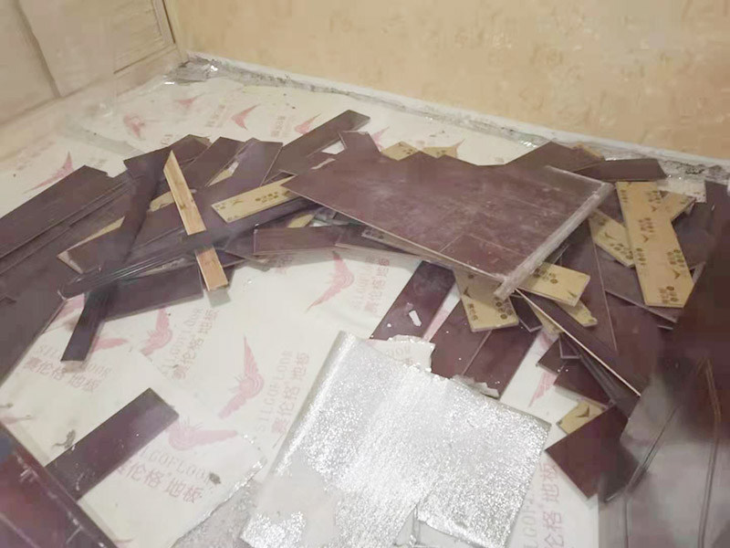 地板拆除施工：再把房間的物品都搬到另一房間去放著，把整個房間騰出來，這樣也更好的尋找木地板的縫隙源頭，沒有東西擋著，空曠也利用木地板的拆除。拆除的工作要先從踢腳線開始，就算是發(fā)現(xiàn)木地板中間有縫隙，或者有損壞的地方，感覺可以下手拆除，實際操作時，還是從踢腳線要好拆些。踢腳線一般分為兩種，若是很幸運碰上了卡子固定的踢腳線，那就容易多了。直接用工具把卡子撬松，卡子脫落后，就可以沿著踢腳線開始拆了。若是碰上的是打了膠的踢腳線，那么就有點難度。先用刀片把膠水刮掉，但是這樣容易傷到地板。