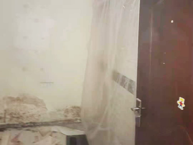 地板拆除施工：再把房間的物品都搬到另一房間去放著，把整個房間騰出來，這樣也更好的尋找木地板的縫隙源頭，沒有東西擋著，空曠也利用木地板的拆除。拆除的工作要先從踢腳線開始，就算是發(fā)現(xiàn)木地板中間有縫隙，或者有損壞的地方，感覺可以下手拆除，實際操作時，還是從踢腳線要好拆些。踢腳線一般分為兩種，若是很幸運碰上了卡子固定的踢腳線，那就容易多了。直接用工具把卡子撬松，卡子脫落后，就可以沿著踢腳線開始拆了。若是碰上的是打了膠的踢腳線，那么就有點難度。先用刀片把膠水刮掉，但是這樣容易傷到地板。