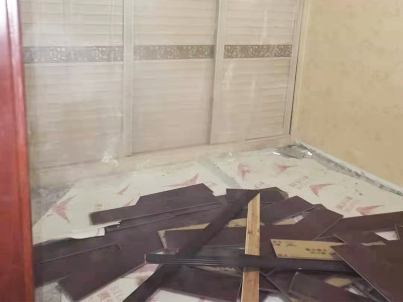 地板拆除施工：再把房間的物品都搬到另一房間去放著，把整個房間騰出來，這樣也更好的尋找木地板的縫隙源頭，沒有東西擋著，空曠也利用木地板的拆除。拆除的工作要先從踢腳線開始，就算是發(fā)現(xiàn)木地板中間有縫隙，或者有損壞的地方，感覺可以下手拆除，實際操作時，還是從踢腳線要好拆些。踢腳線一般分為兩種，若是很幸運碰上了卡子固定的踢腳線，那就容易多了。直接用工具把卡子撬松，卡子脫落后，就可以沿著踢腳線開始拆了。若是碰上的是打了膠的踢腳線，那么就有點難度。先用刀片把膠水刮掉，但是這樣容易傷到地板。