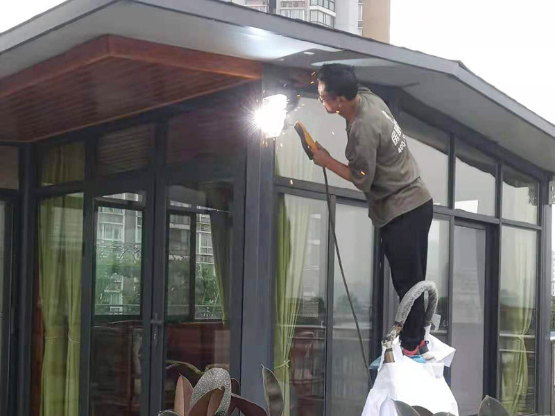 露臺(tái)雨棚安裝：在門楣上定位劃水平線，把塑料支架的固定孔距畫下來沖擊鉆打孔，要比膨脹螺絲深一些。   最好兩個(gè)人配合安裝，一個(gè)人托舉著，一個(gè)人安放膨脹螺絲，有4個(gè)，扳手?jǐn)Q緊。   接下來的就比較好安裝了.將組合好的雨棚耐力板插入剛才安裝好的雨棚中【支架的卡槽中】，螺絲固定。   全部安裝到位后，要到遠(yuǎn)處看看，雨棚外沿是不是處在一條直線上，如有高有低，放寬膨脹螺絲，調(diào)整一下支架，如果是墻面不平引起的，可用木片或塑料片墊一下。記得膨脹螺絲還要擰緊，不然雨棚會(huì)飛跑的。