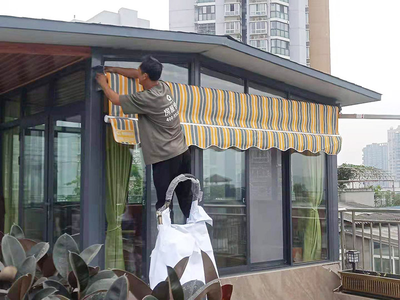 露臺(tái)雨棚安裝：在門楣上定位劃水平線，把塑料支架的固定孔距畫下來沖擊鉆打孔，要比膨脹螺絲深一些。   最好兩個(gè)人配合安裝，一個(gè)人托舉著，一個(gè)人安放膨脹螺絲，有4個(gè)，扳手?jǐn)Q緊。   接下來的就比較好安裝了.將組合好的雨棚耐力板插入剛才安裝好的雨棚中【支架的卡槽中】，螺絲固定。   全部安裝到位后，要到遠(yuǎn)處看看，雨棚外沿是不是處在一條直線上，如有高有低，放寬膨脹螺絲，調(diào)整一下支架，如果是墻面不平引起的，可用木片或塑料片墊一下。記得膨脹螺絲還要擰緊，不然雨棚會(huì)飛跑的。