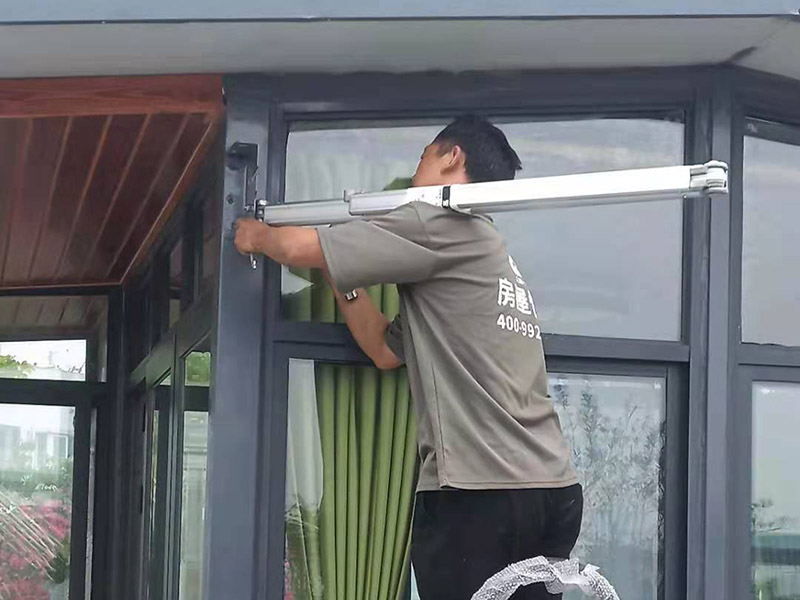 露臺(tái)雨棚安裝：在門楣上定位劃水平線，把塑料支架的固定孔距畫下來沖擊鉆打孔，要比膨脹螺絲深一些。   最好兩個(gè)人配合安裝，一個(gè)人托舉著，一個(gè)人安放膨脹螺絲，有4個(gè)，扳手?jǐn)Q緊。   接下來的就比較好安裝了.將組合好的雨棚耐力板插入剛才安裝好的雨棚中【支架的卡槽中】，螺絲固定。   全部安裝到位后，要到遠(yuǎn)處看看，雨棚外沿是不是處在一條直線上，如有高有低，放寬膨脹螺絲，調(diào)整一下支架，如果是墻面不平引起的，可用木片或塑料片墊一下。記得膨脹螺絲還要擰緊，不然雨棚會(huì)飛跑的。