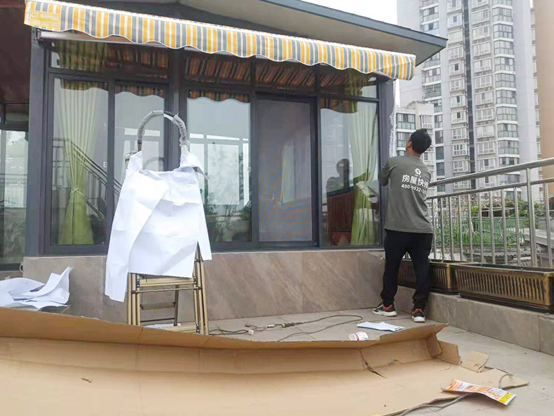 露臺(tái)雨棚安裝：在門楣上定位劃水平線，把塑料支架的固定孔距畫下來沖擊鉆打孔，要比膨脹螺絲深一些。   最好兩個(gè)人配合安裝，一個(gè)人托舉著，一個(gè)人安放膨脹螺絲，有4個(gè)，扳手?jǐn)Q緊。   接下來的就比較好安裝了.將組合好的雨棚耐力板插入剛才安裝好的雨棚中【支架的卡槽中】，螺絲固定。   全部安裝到位后，要到遠(yuǎn)處看看，雨棚外沿是不是處在一條直線上，如有高有低，放寬膨脹螺絲，調(diào)整一下支架，如果是墻面不平引起的，可用木片或塑料片墊一下。記得膨脹螺絲還要擰緊，不然雨棚會(huì)飛跑的。