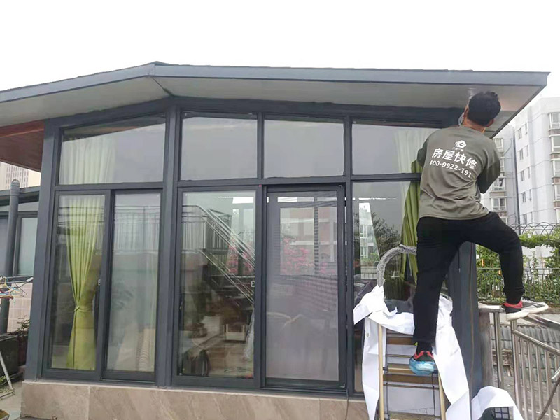 在門楣上定位劃水平線，把塑料支架的固定孔距畫下來沖擊鉆打孔，要比膨脹螺絲深一些。   最好兩個(gè)人配合安裝，一個(gè)人托舉著，一個(gè)人安放膨脹螺絲，有4個(gè)，扳手?jǐn)Q緊。   接下來的就比較好安裝了.將組合好的雨棚耐力板插入剛才安裝好的雨棚中【支架的卡槽中】，螺絲固定。   全部安裝到位后，要到遠(yuǎn)處看看，雨棚外沿是不是處在一條直線上，如有高有低，放寬膨脹螺絲，調(diào)整一下支架，如果是墻面不平引起的，可用木片或塑料片墊一下。記得膨脹螺絲還要擰緊，不然雨棚會(huì)飛跑的。