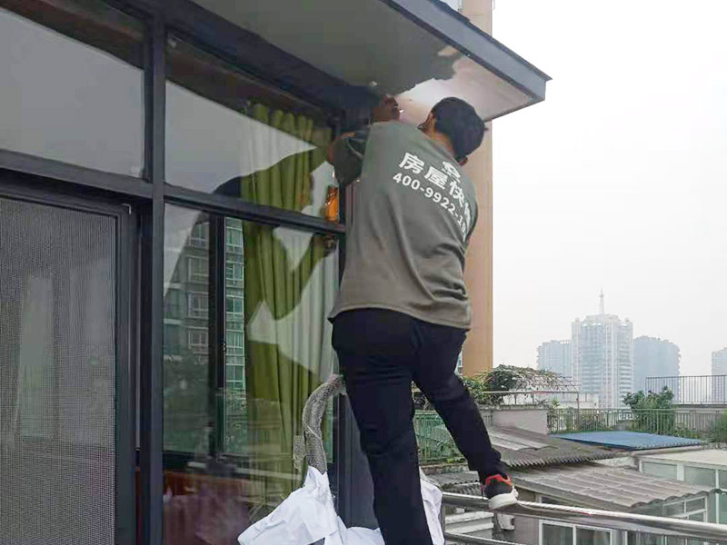 在門楣上定位劃水平線，把塑料支架的固定孔距畫下來沖擊鉆打孔，要比膨脹螺絲深一些。   最好兩個(gè)人配合安裝，一個(gè)人托舉著，一個(gè)人安放膨脹螺絲，有4個(gè)，扳手?jǐn)Q緊。   接下來的就比較好安裝了.將組合好的雨棚耐力板插入剛才安裝好的雨棚中【支架的卡槽中】，螺絲固定。   全部安裝到位后，要到遠(yuǎn)處看看，雨棚外沿是不是處在一條直線上，如有高有低，放寬膨脹螺絲，調(diào)整一下支架，如果是墻面不平引起的，可用木片或塑料片墊一下。記得膨脹螺絲還要擰緊，不然雨棚會(huì)飛跑的。