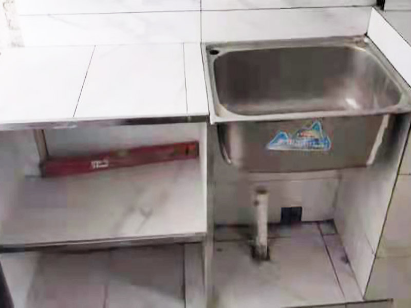 廚房磚砌櫥柜：櫥柜的水電定位時(shí)，先劃分功能區(qū)：洗菜盆區(qū)、灶臺(tái)區(qū)、切菜區(qū)、電器區(qū)，把這些區(qū)域的具體尺寸畫(huà)在墻面上，安排好進(jìn)水管、排水管和各種插座的準(zhǔn)確位置。 磚砌櫥柜制作的時(shí)候先做櫥柜的圍角，可以根據(jù)自己的喜好選擇不同顏色的瓷磚來(lái)實(shí)現(xiàn)。圍角完成以后的重要工作就是用水泥和砂漿將櫥柜的底部填實(shí)，上面鋪瓷磚。同時(shí)，瓷磚豎隔板的位置按照櫥柜圖紙進(jìn)行預(yù)留。 磚砌櫥柜制作好之后，我們可以根據(jù)自己喜歡的風(fēng)格選擇不同材質(zhì)的石材臺(tái)面和門(mén)板，完全不影響美觀，同時(shí)對(duì)于櫥柜內(nèi)部我們均采用不銹鋼條進(jìn)行收邊，既美觀又好打掃衛(wèi)生。