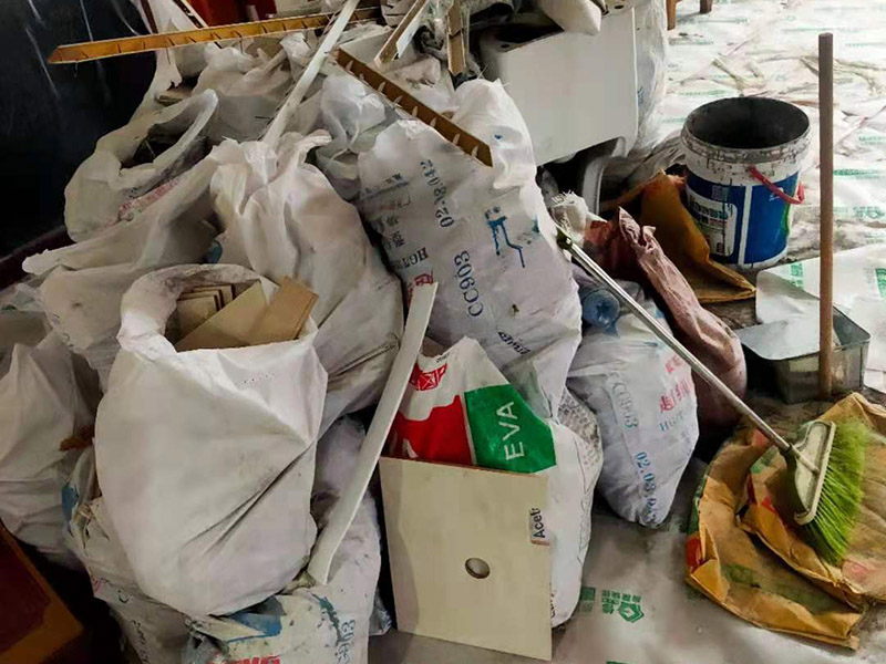 吊頂安裝施工： 首先要對屋頂露面進(jìn)行詳細(xì)的檢查，如果施工質(zhì)量要求不符合要及時(shí)采取補(bǔ)救措施，在有就是彈線定位，標(biāo)高線和龍骨分隔的確定布置位置，為了保證龍骨分格的均勻和完整性布置盡量龍骨分格，位置確定以后再將定位畫在墻上，固定吊桿使用膨脹螺釘或者射釘固定角鋼塊，伸縮式吊桿比較常用，也非常普遍，它的作用是調(diào)節(jié)和固定，最后一部就是安裝龍骨，如果安裝的吊頂面積比較大可以分批安裝，安裝時(shí)應(yīng)該準(zhǔn)確的測量好龍骨的間距。