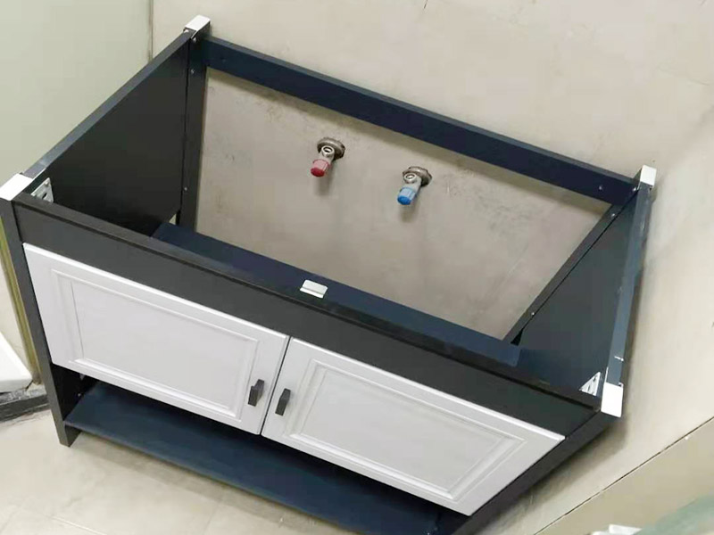 局部改造施工：掛墻式浴室柜主柜安裝方法，但是按柜子掛鐵片的孔位、孔距，量出孔在墻面上的位置。用沖擊鉆在墻面上打孔，再用已有的爆炸螺絲把柜子安裝在墻上。還有用水平尺測(cè)量柜子是否安裝水平，再把臺(tái)面盆放在柜子上面。浴室柜一般距離地面的高度是80cm-85cm，根據(jù)使用人的身高和習(xí)慣可以略做調(diào)節(jié)。 落地式浴室柜安裝方法，還有把金屬腳裝在柜體上，然后把柜子放在預(yù)設(shè)位置，調(diào)整金屬腳使柜子平穩(wěn)，再把臺(tái)面盆放上柜子上面。