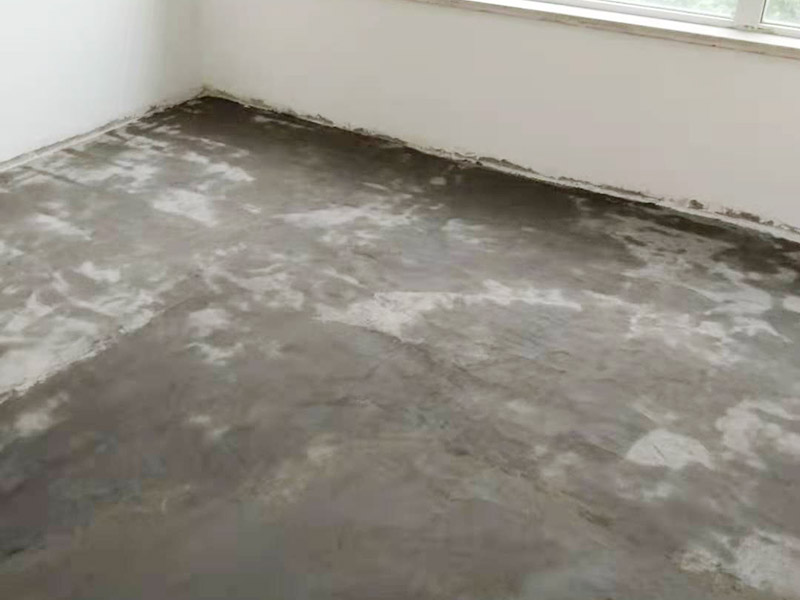 局部改造施工：掛墻式浴室柜主柜安裝方法，但是按柜子掛鐵片的孔位、孔距，量出孔在墻面上的位置。用沖擊鉆在墻面上打孔，再用已有的爆炸螺絲把柜子安裝在墻上。還有用水平尺測(cè)量柜子是否安裝水平，再把臺(tái)面盆放在柜子上面。浴室柜一般距離地面的高度是80cm-85cm，根據(jù)使用人的身高和習(xí)慣可以略做調(diào)節(jié)。 落地式浴室柜安裝方法，還有把金屬腳裝在柜體上，然后把柜子放在預(yù)設(shè)位置，調(diào)整金屬腳使柜子平穩(wěn)，再把臺(tái)面盆放上柜子上面。