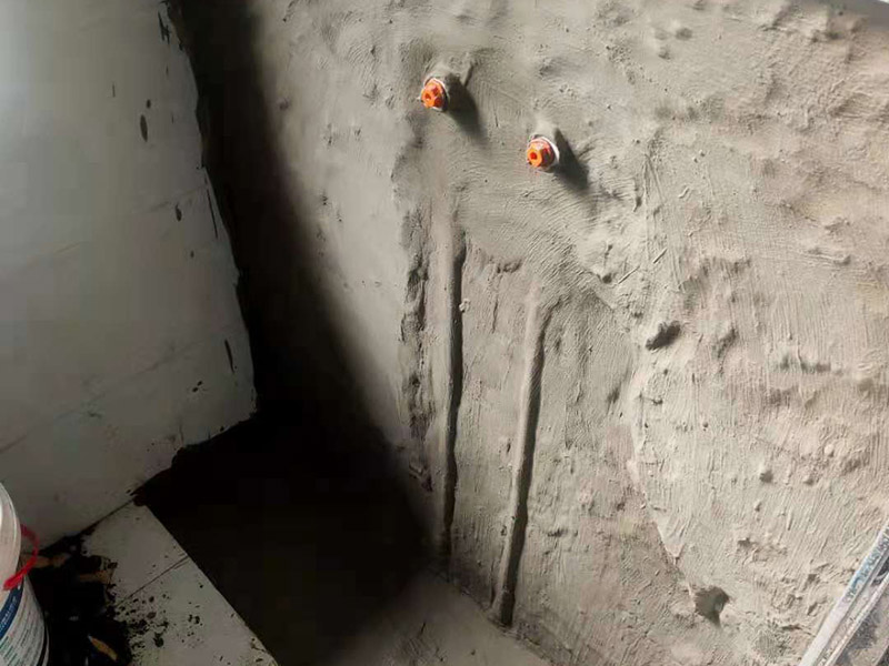 水管漏水維修瓷磚修復：首先要查清楚漏水點，根據(jù)漏水情況對癥下藥。 如果是上下水管的問題。而且水管是在地下，就需要考慮刨瓷磚，但并非必須重新裝修衛(wèi)生間。比如如果是進水管漏水，可改明管，不用漏水的水管。如果是下水管漏水，也是要找到漏水的具體位置，根據(jù)情況來確定是部分刨磚來解決，也是沒有必要全部刨。