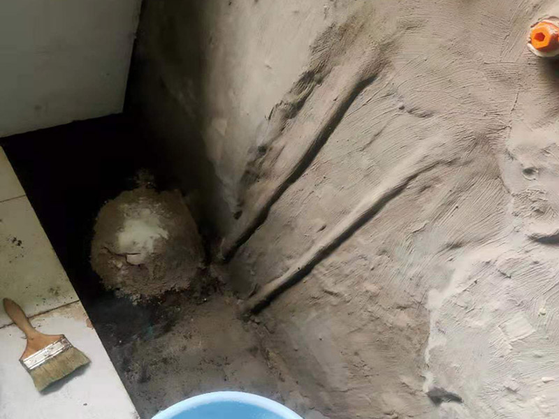 水管漏水維修瓷磚修復：首先要查清楚漏水點，根據(jù)漏水情況對癥下藥。 如果是上下水管的問題。而且水管是在地下，就需要考慮刨瓷磚，但并非必須重新裝修衛(wèi)生間。比如如果是進水管漏水，可改明管，不用漏水的水管。如果是下水管漏水，也是要找到漏水的具體位置，根據(jù)情況來確定是部分刨磚來解決，也是沒有必要全部刨。