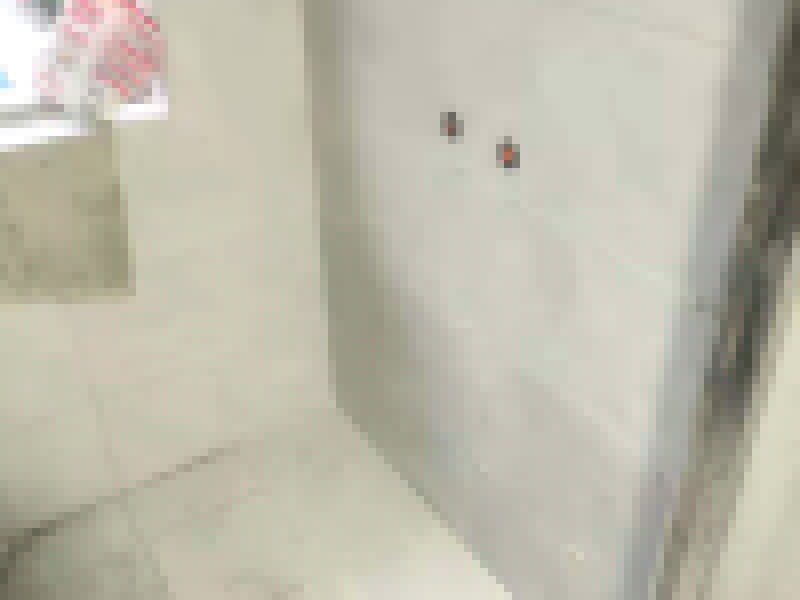 水管漏水維修瓷磚修復：首先要查清楚漏水點，根據(jù)漏水情況對癥下藥。 如果是上下水管的問題。而且水管是在地下，就需要考慮刨瓷磚，但并非必須重新裝修衛(wèi)生間。比如如果是進水管漏水，可改明管，不用漏水的水管。如果是下水管漏水，也是要找到漏水的具體位置，根據(jù)情況來確定是部分刨磚來解決，也是沒有必要全部刨。