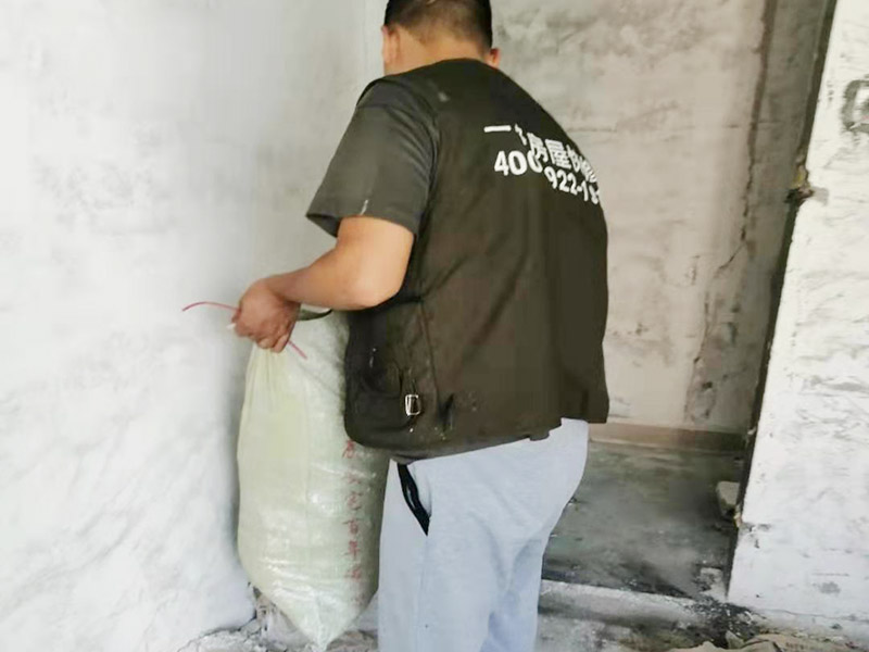 墻面電路走線改造：在家居裝修中，電路是屬于隱蔽工程，因此在電路改造過程中，一定要按照步驟來，一個步驟都不能馬虎，避免后期使用出現(xiàn)安全隱患。定位之后，師傅會按照定位和電路走向，進行開槽布線，布線都是使用線管進行暗埋，有PVC和冷彎管兩種，冷彎管彎曲效果很好，不會斷裂，是布線不錯的選擇，它的轉(zhuǎn)角有一定弧度，線可以隨便更換，不需要開墻。