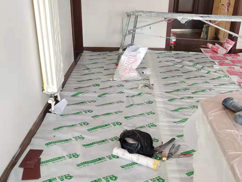 墻面修補成品保護：安裝完成的墻面板應將轉(zhuǎn)角、門框及柱子等陽角部位用柔性紙板或塑料泡沫進行包裹，在明顯的區(qū)域內(nèi)做好成品保護標示防止，尤其在人手所能觸及的范圍內(nèi)做好防護，防止污染和磕碰等損壞。水暖、電、通風等工種應在板塊墻面前施工，防止損壞面板。拆除腳手架子時嚴格按照腳手架方案進行拆除，注意不要碰撞墻面損壞面板。