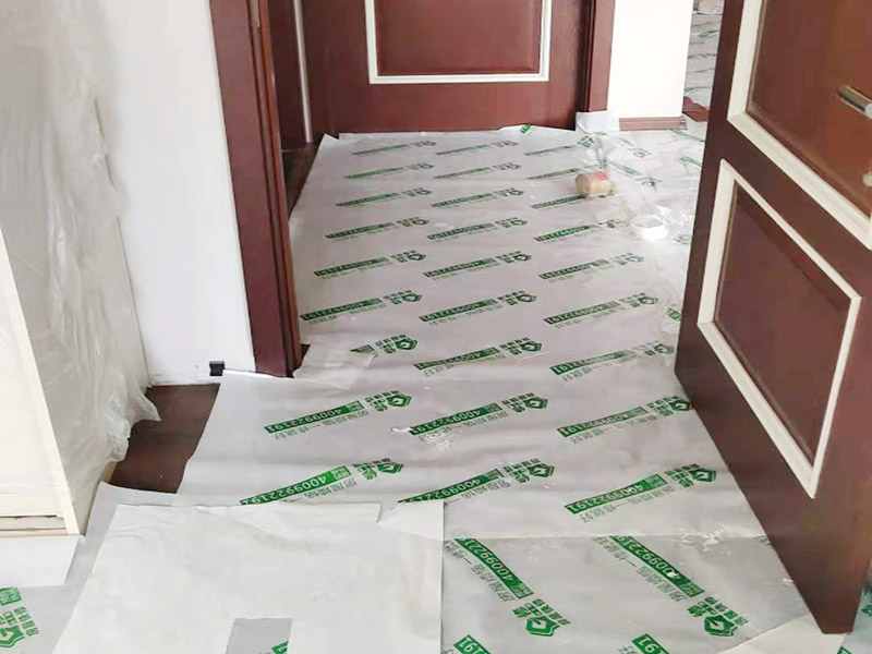 墻面修補成品保護：安裝完成的墻面板應將轉(zhuǎn)角、門框及柱子等陽角部位用柔性紙板或塑料泡沫進行包裹，在明顯的區(qū)域內(nèi)做好成品保護標示防止，尤其在人手所能觸及的范圍內(nèi)做好防護，防止污染和磕碰等損壞。水暖、電、通風等工種應在板塊墻面前施工，防止損壞面板。拆除腳手架子時嚴格按照腳手架方案進行拆除，注意不要碰撞墻面損壞面板。