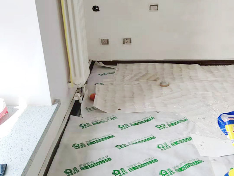 墻面修補成品保護：安裝完成的墻面板應將轉(zhuǎn)角、門框及柱子等陽角部位用柔性紙板或塑料泡沫進行包裹，在明顯的區(qū)域內(nèi)做好成品保護標示防止，尤其在人手所能觸及的范圍內(nèi)做好防護，防止污染和磕碰等損壞。水暖、電、通風等工種應在板塊墻面前施工，防止損壞面板。拆除腳手架子時嚴格按照腳手架方案進行拆除，注意不要碰撞墻面損壞面板。