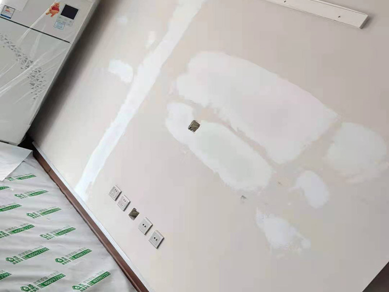 墻面修補成品保護：安裝完成的墻面板應將轉(zhuǎn)角、門框及柱子等陽角部位用柔性紙板或塑料泡沫進行包裹，在明顯的區(qū)域內(nèi)做好成品保護標示防止，尤其在人手所能觸及的范圍內(nèi)做好防護，防止污染和磕碰等損壞。水暖、電、通風等工種應在板塊墻面前施工，防止損壞面板。拆除腳手架子時嚴格按照腳手架方案進行拆除，注意不要碰撞墻面損壞面板。