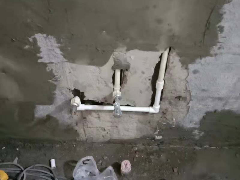 墻內(nèi)水管安裝維修：水管的鋪設(shè)方式分為明裝和暗裝，明裝是將水管管道沿著天花板下、墻上、柱上、梁下、地板旁外等地方外露敷設(shè)，其優(yōu)點(diǎn)就是造價(jià)會(huì)比較低，施工相對方便，維修更加簡單;缺點(diǎn)就是水管外表容易堆積灰塵、產(chǎn)生凝水等，影響美觀。暗裝就是將水管管道鋪設(shè)在吊頂、地面或管溝中隱蔽敷設(shè)，暗裝的優(yōu)點(diǎn)是鋪設(shè)完看不到水管，比較美觀;缺點(diǎn)就是若后期水管出現(xiàn)漏水等問題不好維修。