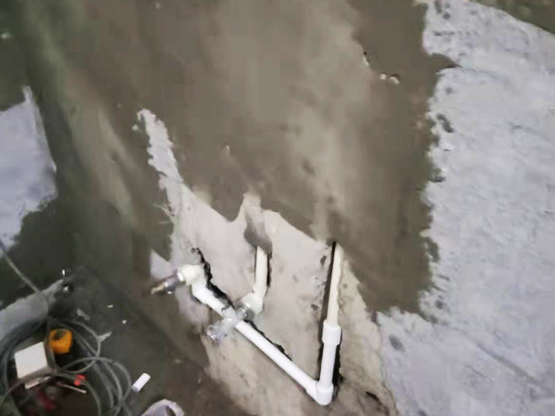 墻內(nèi)水管安裝維修：水管的鋪設(shè)方式分為明裝和暗裝，明裝是將水管管道沿著天花板下、墻上、柱上、梁下、地板旁外等地方外露敷設(shè)，其優(yōu)點(diǎn)就是造價(jià)會(huì)比較低，施工相對方便，維修更加簡單;缺點(diǎn)就是水管外表容易堆積灰塵、產(chǎn)生凝水等，影響美觀。暗裝就是將水管管道鋪設(shè)在吊頂、地面或管溝中隱蔽敷設(shè)，暗裝的優(yōu)點(diǎn)是鋪設(shè)完看不到水管，比較美觀;缺點(diǎn)就是若后期水管出現(xiàn)漏水等問題不好維修。