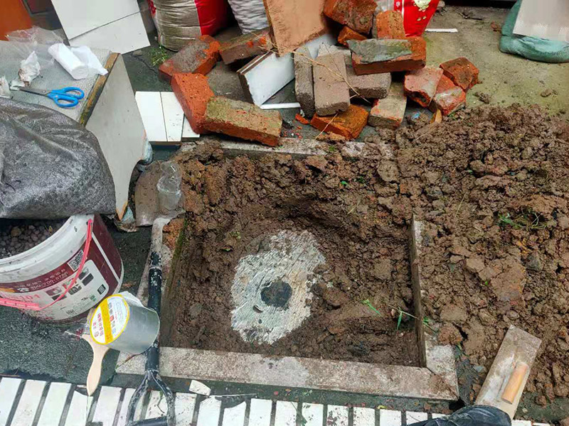 庭院植物底部防水：找到本來(lái)的防水層，由于防水層不是顯露的，是在面層下部，有必要將面層進(jìn)行悉數(shù)根除，找到本來(lái)的防水層。將原防水層根除以后，找平，將本來(lái)下部保溫層里存的水進(jìn)行排干，設(shè)一些排氣孔做排氣辦法，將保溫層里的水分排干。做完防水層以后，必定要做找坡處理，不要形成屋面部分存水，通常設(shè)置水泥砂漿找平找坡，找坡的斜度不小于3%。再進(jìn)行閉水實(shí)驗(yàn)，不漏水為合格，再進(jìn)行康復(fù)上面的維護(hù)及鋪貼面磚裝修。