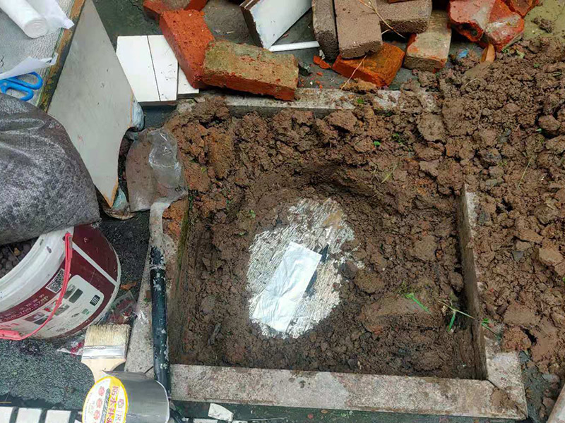 庭院植物底部防水：找到本來(lái)的防水層，由于防水層不是顯露的，是在面層下部，有必要將面層進(jìn)行悉數(shù)根除，找到本來(lái)的防水層。將原防水層根除以后，找平，將本來(lái)下部保溫層里存的水進(jìn)行排干，設(shè)一些排氣孔做排氣辦法，將保溫層里的水分排干。做完防水層以后，必定要做找坡處理，不要形成屋面部分存水，通常設(shè)置水泥砂漿找平找坡，找坡的斜度不小于3%。再進(jìn)行閉水實(shí)驗(yàn)，不漏水為合格，再進(jìn)行康復(fù)上面的維護(hù)及鋪貼面磚裝修。