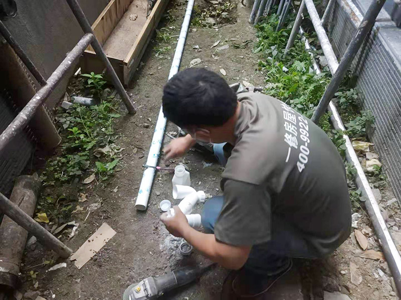 外墻水管安裝：水管承插連接分為剛性承插連接和柔性承插連接兩種。剛性承插連接是用管道插口插入管道的承口內(nèi)，對正后，先用嵌縫材料嵌縫，然后用密封材料密封，使之成為一個牢固的封閉的管道接口。柔性承插連接接頭在管道承插口的正封口上放入富有彈性的橡膠圈，然后施力將管子插端插入，形成一個能適應一定范圍內(nèi)的位移和振動的封閉管接頭。