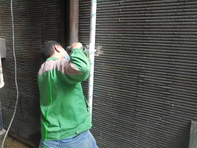 外墻水管安裝：水管承插連接分為剛性承插連接和柔性承插連接兩種。剛性承插連接是用管道插口插入管道的承口內(nèi)，對正后，先用嵌縫材料嵌縫，然后用密封材料密封，使之成為一個牢固的封閉的管道接口。柔性承插連接接頭在管道承插口的正封口上放入富有彈性的橡膠圈，然后施力將管子插端插入，形成一個能適應一定范圍內(nèi)的位移和振動的封閉管接頭。