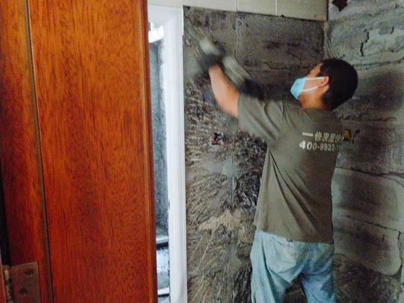 衛(wèi)生間改造維修：既然是改造，肯定是對衛(wèi)生間的格局或是衛(wèi)浴設(shè)施、地磚、墻磚等地方不滿意，但在改造之前你需要將這些不滿意的地方進行拆除，且拆除之后的垃圾也要及時清理，避免阻礙施工進程。將不需要或是不滿意的地方進行拆除后，留下的成品需要進行施工保護，防止磕碰到，還可防止被上面的重物或是棱角碰壞。改造過程中要對原有的水電路進行徹查，看是否存在銹蝕、老化等情況，若有，則需要更換新的電路、水路，如果線路良好，且沒有多大的問題，則只需要添加刪減線路就可以了。同時在改造的時候最好能做到以后維修和保養(yǎng)都比較方便，然后將其做好隱蔽處理。