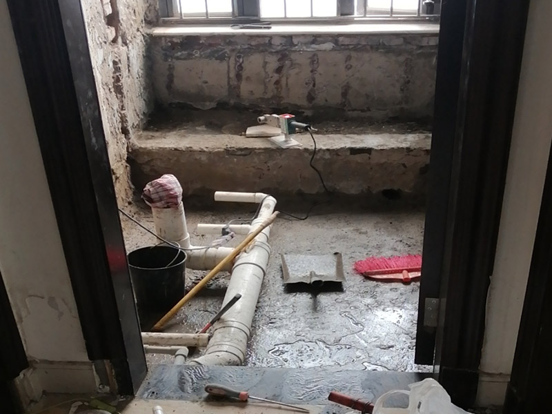 衛(wèi)生間改造維修：既然是改造，肯定是對衛(wèi)生間的格局或是衛(wèi)浴設(shè)施、地磚、墻磚等地方不滿意，但在改造之前你需要將這些不滿意的地方進行拆除，且拆除之后的垃圾也要及時清理，避免阻礙施工進程。將不需要或是不滿意的地方進行拆除后，留下的成品需要進行施工保護，防止磕碰到，還可防止被上面的重物或是棱角碰壞。改造過程中要對原有的水電路進行徹查，看是否存在銹蝕、老化等情況，若有，則需要更換新的電路、水路，如果線路良好，且沒有多大的問題，則只需要添加刪減線路就可以了。同時在改造的時候最好能做到以后維修和保養(yǎng)都比較方便，然后將其做好隱蔽處理。