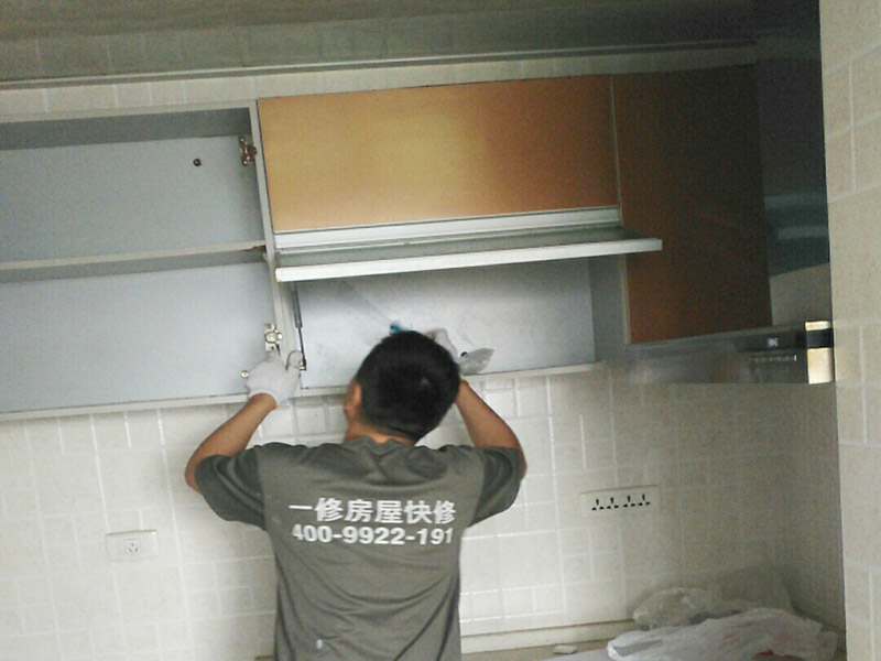   在安裝廚房吊柜之前，師傅要先用量尺確定了吊柜安裝的位置，確定好吊柜預(yù)定的位置，然后在墻面上鉆孔，便于塞入膨脹螺絲，安裝時先將拉桿裝入對應(yīng)安裝孔，然后將板塊連接，將吊柜提到吊片上，用工具扭緊螺絲釘固定。