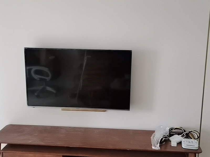 廚房掛件安裝,電視掛墻：電視機的掛架一般都是使用膨脹螺絲固定的。要安裝電視機掛架，就要有沖擊鉆來打孔的。用專業(yè)水平測量尺，在墻上畫好打孔位置，然后做好墻地面成品保護就可以打孔了，打好孔就可以安裝。