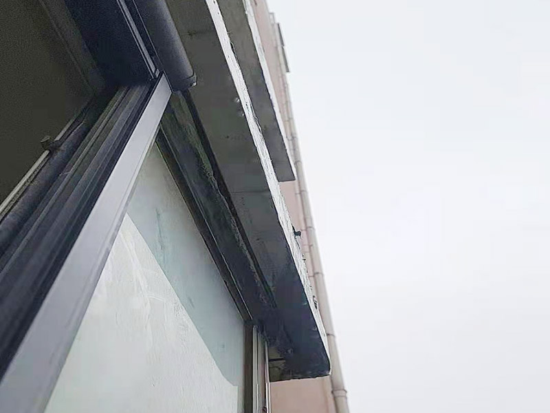 窗框接縫處打膠：窗框與墻體固定時(shí)，需要在內(nèi)外都打膠，因?yàn)椴Ａc型材間存在一定的縫隙，需要將膠打入縫隙中，為了讓兩者間的密封性能、水密性能更加好。先固定上框，后固定邊框，采用塑料膨脹螺栓固定?？蚺c洞口之間的伸縮縫內(nèi)腔均采用閉孔泡沫塑料，發(fā)泡劑等彈性材料填塞，表面用密封膠密封。