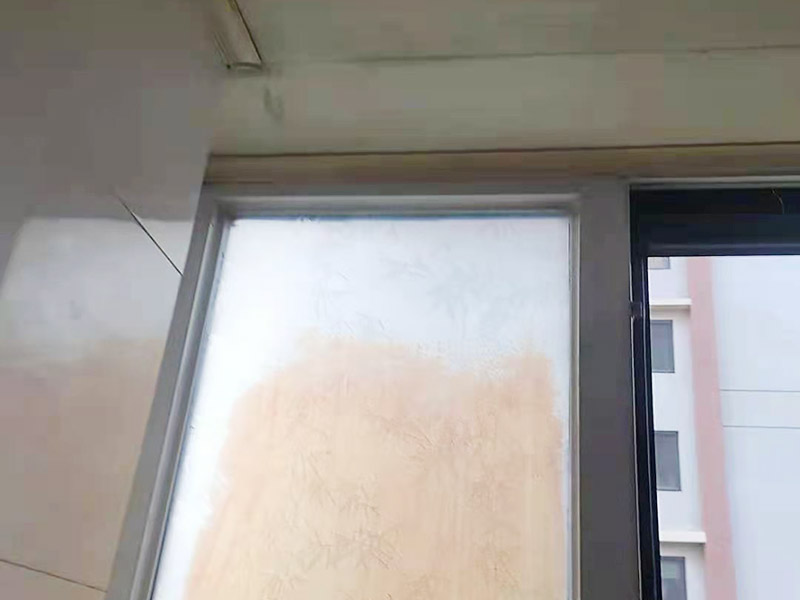 窗框接縫處打膠：窗框與墻體固定時(shí)，需要在內(nèi)外都打膠，因?yàn)椴Ａc型材間存在一定的縫隙，需要將膠打入縫隙中，為了讓兩者間的密封性能、水密性能更加好。先固定上框，后固定邊框，采用塑料膨脹螺栓固定?？蚺c洞口之間的伸縮縫內(nèi)腔均采用閉孔泡沫塑料，發(fā)泡劑等彈性材料填塞，表面用密封膠密封。