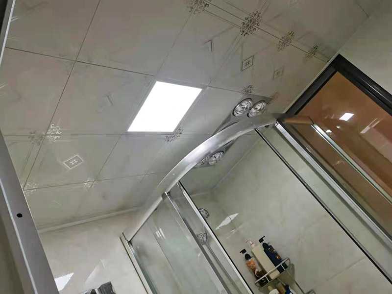 浴室燈具安裝：浴室因為區(qū)域的限制，不應該選擇過大或者過于繁瑣的燈。浴室的燈具選擇自然以防水為主，簡單，鑲嵌式的燈管更適合用于浴室。安裝時以燈管的長度為距離，分別在燈架的左右兩邊安裝兩個燈座，膠木塊安裝在彈簧上，裝好后燈管兩端的接線柱分別插進插孔里。