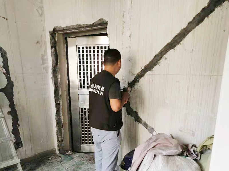 墻面電路開槽維修：電路其實(shí)就兩種走法，一種是從地面走，另一種是從天花走。從地面走線就需要從地面開槽和墻面開槽，從天花板上走可以少的破壞墻面，如果墻面走暗管的話還是需要墻面開槽。但更多是做好吊頂，相對(duì)而言人工費(fèi)可能會(huì)低一點(diǎn)。