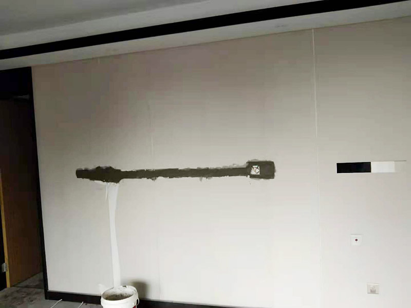 墻面電路開槽維修：電路其實(shí)就兩種走法，一種是從地面走，另一種是從天花走。從地面走線就需要從地面開槽和墻面開槽，從天花板上走可以少的破壞墻面，如果墻面走暗管的話還是需要墻面開槽。但更多是做好吊頂，相對(duì)而言人工費(fèi)可能會(huì)低一點(diǎn)。