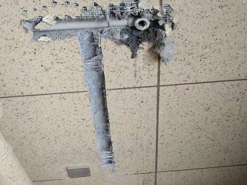 墻面電路開槽維修：電路其實(shí)就兩種走法，一種是從地面走，另一種是從天花走。從地面走線就需要從地面開槽和墻面開槽，從天花板上走可以少的破壞墻面，如果墻面走暗管的話還是需要墻面開槽。但更多是做好吊頂，相對(duì)而言人工費(fèi)可能會(huì)低一點(diǎn)。