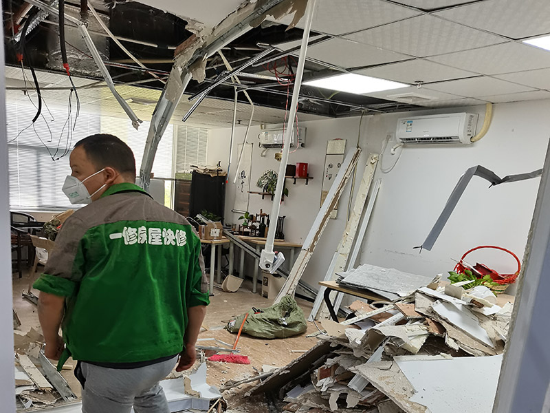 辦公室重新裝修局部拆墻時應根據(jù)戶型圖判斷是否為承重墻；否則不可拆除。辦公室的抗震構(gòu)件如構(gòu)造柱、圈梁等根據(jù)原建筑施工圖來確定，或者請物業(yè)鑒別。還有應把墻內(nèi)開關、插座、有線電視頭、電話線路等有關線盒拆除、放好，拆墻時大號鐵釘?shù)氖芰γ娣e較大，需謹慎面對，以防誤砸到手。