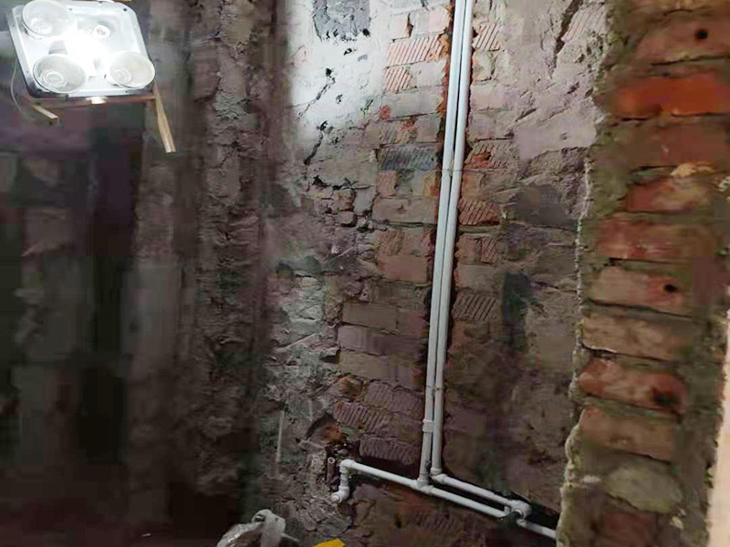 衛(wèi)生間水電改造：按客戶要求，確定水電設施的準確位置，施工開槽前做出，在施工前定好位置，施工后不再改動或添加。然后以水平線為標準挖線盒，以管徑為標準開槽，用水泥砂漿穩(wěn)線盒，要求與墻面齊平，低位、高位線盒在同一水平，要先做，最后線管固定好。