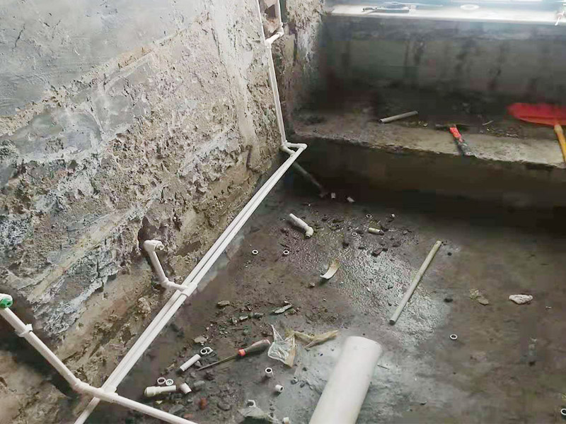 衛(wèi)生間水電改造：按客戶要求，確定水電設施的準確位置，施工開槽前做出，在施工前定好位置，施工后不再改動或添加。然后以水平線為標準挖線盒，以管徑為標準開槽，用水泥砂漿穩(wěn)線盒，要求與墻面齊平，低位、高位線盒在同一水平，要先做，最后線管固定好。